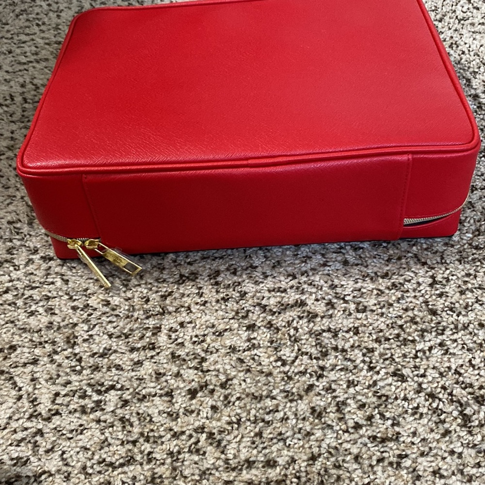 NWOT Red zip up travel bag by Estée Lauder with gold hardware - Picture 5 of 9